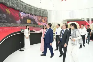 Head of the Central Propaganda and Education Committee Nguyen Trong Nghia visits the HCMC's exhibition area. (Photo: SGGP)