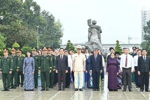 HCMC Party Chief, leaders pay tribute to heroes, martyrs, late Presidents