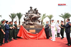 The Russian Ambassador and senior officials from Vietnam’s Ministry of National Defense officiated the plaque unveiling ceremony for the statue cluster honoring military expert.