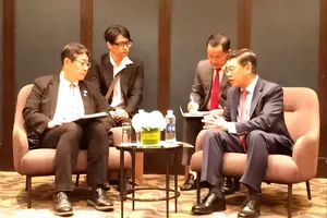 Vice Chairman of the Ho Chi Minh City People’s Committee, Nguyen Van Dung (R) received Mr. Hong Tae-yong, Mayor of Gimhae City, South Korea. (Photo: SGGP)