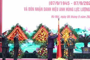 Party General Secretary To Lam presents the “Hero of the People’s Armed Forces” title to the General Staff of the Vietnam People’s Army (Photo: VNA)