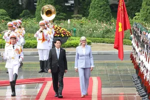 State President Luong Cuong (L) and Governor-General of Australia Sam Mostyn review the Guard of Honour of the Vietnam People’s Army at the welcome ceremony in Hanoi on September 10, 2025. (Photo: SGGP)