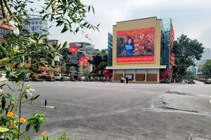 After renovation, the Dong Kinh Nghia Thuc Square, spanning 1.4 hectares, has been transformed into a spacious green space. (Photo: SGGP)