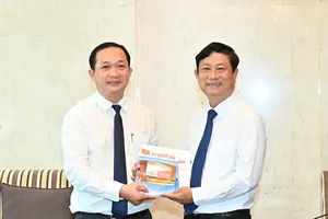 Leader of HCMC People’s Council receives delegation from Laos' Alunmay Magazine