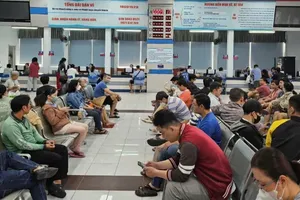 Passengers buy train tickets at a station. (Photo: SGGP)