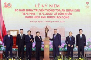 Party General Secretary To Lam presents a statue of President Ho Chi Minh to the Supreme People's Court at the ceremony marking the 80th traditional day of the People’s Court (September 13, 1945 – 2025), in Hanoi on September 13, 2025. (Photo: VNA)