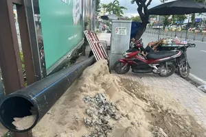 In addition to cracking down on sidewalk encroachment by street vendors and businesses, authorities are also urged to take firm action against infrastructure contractors that repeatedly dig up sidewalks, causing danger to pedestrians and disrupting traffic flow. (Photo: SGGP)