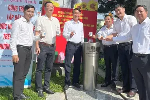 Delegates drink water from the tap after the inauguration ceremony. (Photo: SGGP)