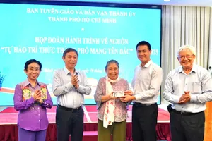 Mr. Duong Anh Duc, Head of the Propaganda and Mass Mobilization Commission (2nd, R),, and Deputy Head of the Commission , Nguyen Viet Long(R) hold discussions with intellectuals participating in the “Back to the Roots” journey. (Photo:SGGP)