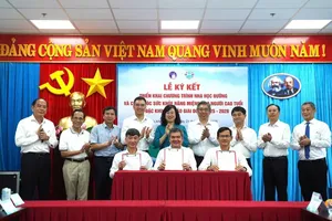 Minister of Health Dao Hong Lan (5th,L), and senior officials from the Ho Chi Minh City Party Committee, witness the signing ceremony for the implementation of a School Oral Health Program and a Senior Dental Care Initiative in Con Dao, set to run from 2025 to 2028. (Photo: SGGP)