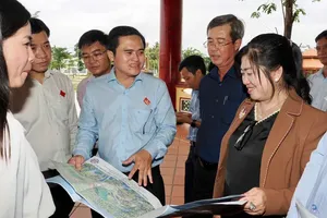 The delegates discuss with local leaders of Can Gio and Thanh An communes on the status of cultural and social development in the area.