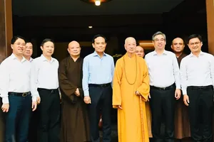 Secretary of the Ho Chi Minh City Party Committee Tran Luu Quang and his delegation visit Most Venerable Thich Tri Quang. (Photo: SGGP)