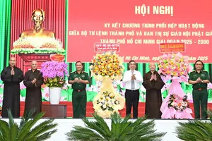 Mr. Nguyen Phuoc Loc presents flowers to congratulate the conference. (Photo: SGGP)