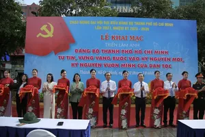 Senior officials and delegates take part in the ribbon-cutting ceremony to officially open the exhibition. (Photo: SGGP)