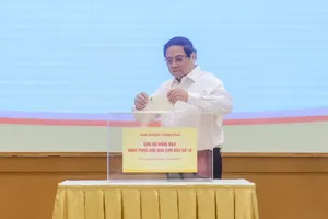 Prime Minister Pham Minh Chinh takes part in a fundraising campaign to support communities affected by Storm Bualoi. (Photo: SGGP)