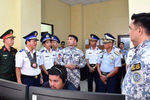 The Vietnam Coast Guard delegation visits the Maritime Operations Centre of the Coast Guard District Central Visayas in Cebu, the Philippines. (Photo: VNA)