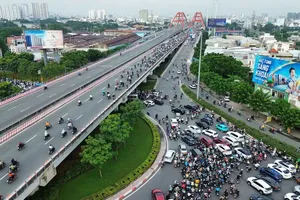 Traffic Jam from Binh Trieu Bridge spreads to Pham Van Dong Street. (Photo: SGGP)