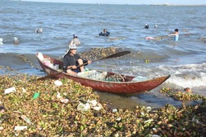 Waves of ocean waste keep crashing onto Vung Tau’s beaches. (Photo: SGGP)