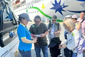 Visitors join tours to popular destinations. (Photo: SGGP)