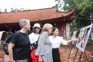 Visitors visit the exhibition. (Photo: SGGP)