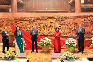 The Center for Cultural and Scientific Activities at Van Mieu-Quoc Tu Giam (Temple of Literature Complex) in Hanoi receives the wooden artwork titled “Vinh Quy Bai To” (returning home to pay thanks to ancestors after achieving academic honors). (Photo: SGGP)