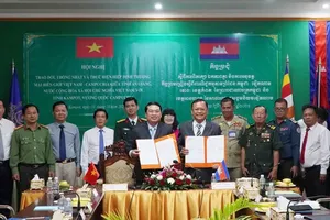Leaders of An Giang and Kampot provinces sign memorandum to coordinate and implement Vietnam–Cambodia Border Trade Agreement. (Photo: SGGP)