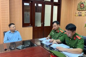 Nguyen Hoa Binh (also known as Shark Binh), Chairman of the Board of NextTech Group, at the police investigation agency. (Photo: Hanoi Department of Public Security)