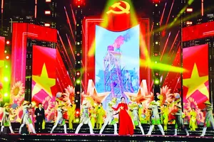 A special art performance celebrating the successful conclusion of the 1st Congress of the Ho Chi Minh City Party Committee for the 2025–2030 term is held simultaneously at Saigon, Binh Duong, and Ba Ria wards on the evening of October 15. (Photo: SGGP)