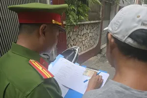 Local police visit households to review and list unupdated driver’s licenses. (Photo: SGGP)