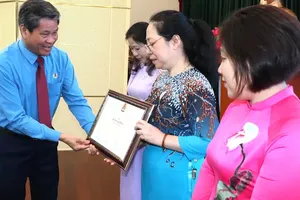 Vice President of the Vietnam General Confederation of Labor Huynh Thanh Xuan honors exemplary women in HCMC’s “Excellence at Work and Home” movement. (Photo: SGGP)