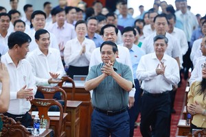 Prime Minister Pham Minh Chinh (C) meets with Can Tho voters (Photo: VNA)