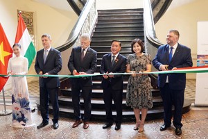 Delegates from Vietnam and Hungary at the opening ceremony of the photo exhibition. (Photo: VNA)