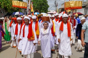 The Po Sah Inu Goddess costume carrying ceremony, an important ritual of the Kate Festival, is held by the Cham ethnic group in Phuoc Huu Commune, Khanh Hoa Province, on October 20.