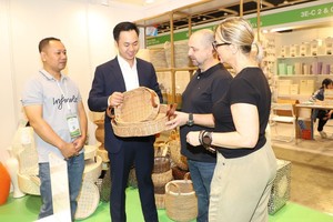 International visitors explore Vietnamese handicraft products at Mega Show Hong Kong 2025. (Photo: VNA)