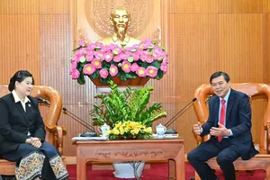 Deputy Head of the Propaganda and Mass Mobilization Commission of the Ho Chi Minh City Party Committee, Tang Huu Phong (R), receives Ms. Vilavone Phanthavong, Deputy Head of the Propaganda and Training Board of the Lao People's Revolutionary Party (LPRP) Central Committee. on October 23. (Photo: SGGP)