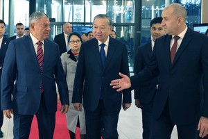 Bulgarian President Rumen Radev and leaders of defense enterprise Samel 90 welcome Party General Secretary To Lam. (Photo: VNA)