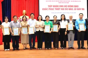 Permanent Vice Chairwoman of the Ho Chi Minh City Vietnam Fatherland Front Committee, Truong Thi Bich Hanh presents letters of appreciation to individuals and organizations supporting communities affected by storms and floods. (Photo: SGGP)