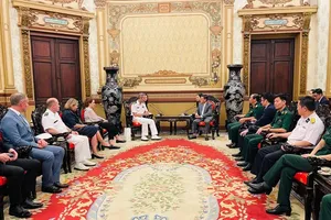 Vice Chairman of the Ho Chi Minh City People’s Committee, Nguyen Van Dung (R), receives Lieutenant Colonel Robert Welford, Commanding Officer of the Royal New Zealand Navy’s largest support ship, HMNZS Aotearoa, on October 23. (Photo: SGGP)