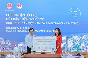 Deputy Minister of Agriculture and Environment Nguyen Hoang Hiep receives assistance from the UN. (Photo: VNA)