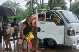 Local authorities timely provide assistance to foreign tourists stranded by floods in Hue City. (Photo: SGGP)