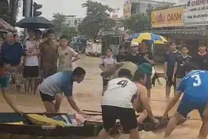 Locals transport victims to hospital. (Photo: SGGP)