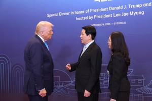 State President Luong Cuong (R) and US President Donald Trump (Photo: VNA)