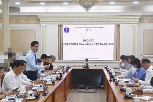 Deputy Minister of Health Vu Manh Ha speaks at the meeting. (Photo: SGGP)