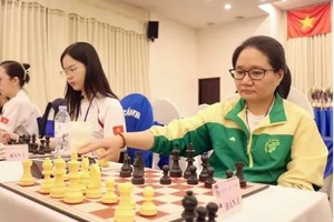 Grandmaster Hoang Thi Bao Tram (right) participates in the 6th ASEAN+ Individual Chess Championship in the Philippines. (Photo: sggp.org.vn)