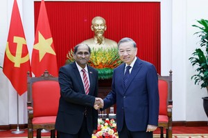 Party General Secretary To Lam (R) and outgoing Singaporean Ambassador to Vietnam Jaya Ratnam (Photo: VNA)