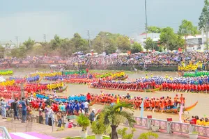 This year's traditional “Ngo” boat race attracts 61 teams. (Photo: SGGP)