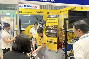 Visitors explore the various machines on display at the exhibition. (Photo: SGGP)
