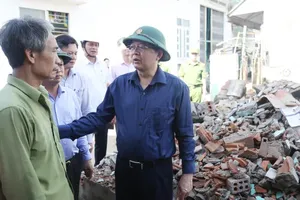 Deputy Prime Minister Ho Quoc Dung visits and encourages residents in Thi Nai Lagoon in Tuy Phuoc, Dong Commune, whose homes were completely destroyed. (Photo: SGGP)