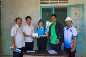 Sai Gon Giai Phong Newspaper offers 71 gifts to households severely affected by three consecutive floods in the Con Hen area. (Photo: SGGP)