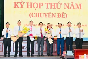 Ho Chi Minh City leaders present flowers to congratulate the newly elected Vice Chairmen of the City People’s Committee. (Photo: SGGP)